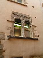 Cluny, Maison medievale rue Notre-Dame, Fenetre a claire-voie clunisienne